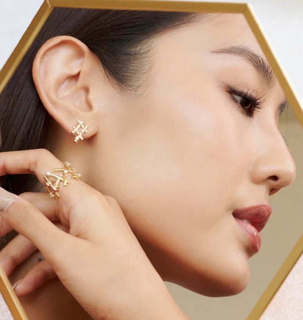 GOLD AND DIAMOND CRISS-CROSS LATTICE STUDS